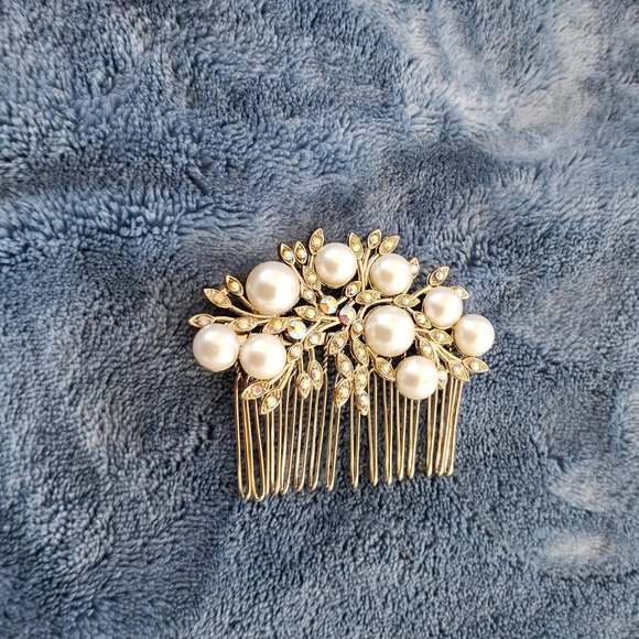 Pearl and gold hair accessory
